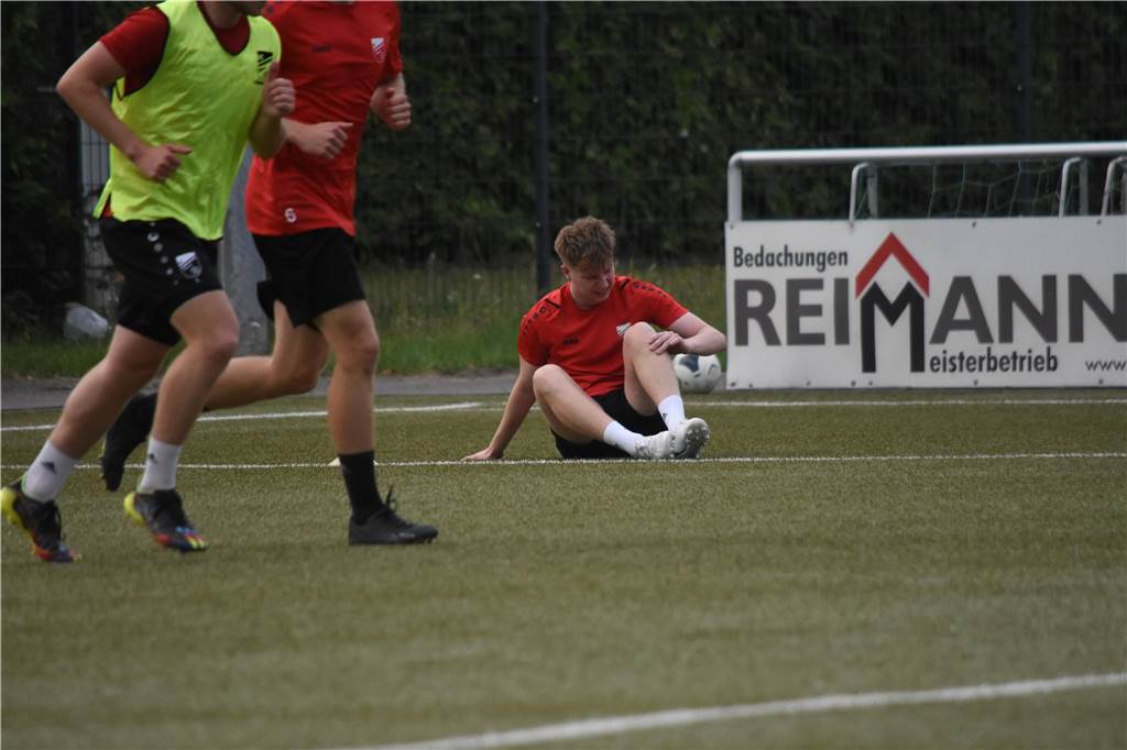 Florian Olbrich absolvierte sein erstes Training nach Verletzung. Allerdings machte sein Knie früh wieder Sorgen.