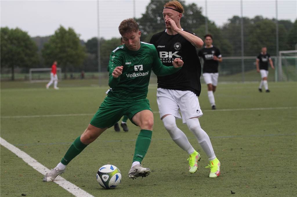 Super-Comeback nach Mittelfußbruch: SuS-Olfen-Talent trifft nach monatelanger Verletzungspause Florian Olbrich (l.) zeichnet sich nicht nur durch Zweikampfstärke aus.