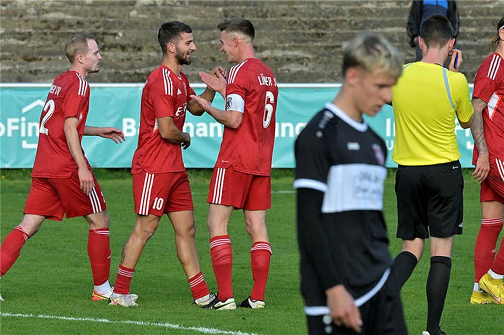 LSV hat noch ein paar echte Lüner Jungs in den eigenen Reihen Florian Püschel, Milan Sekulic und Matthias Drees vom Lüner SV beglückwünschen sich.