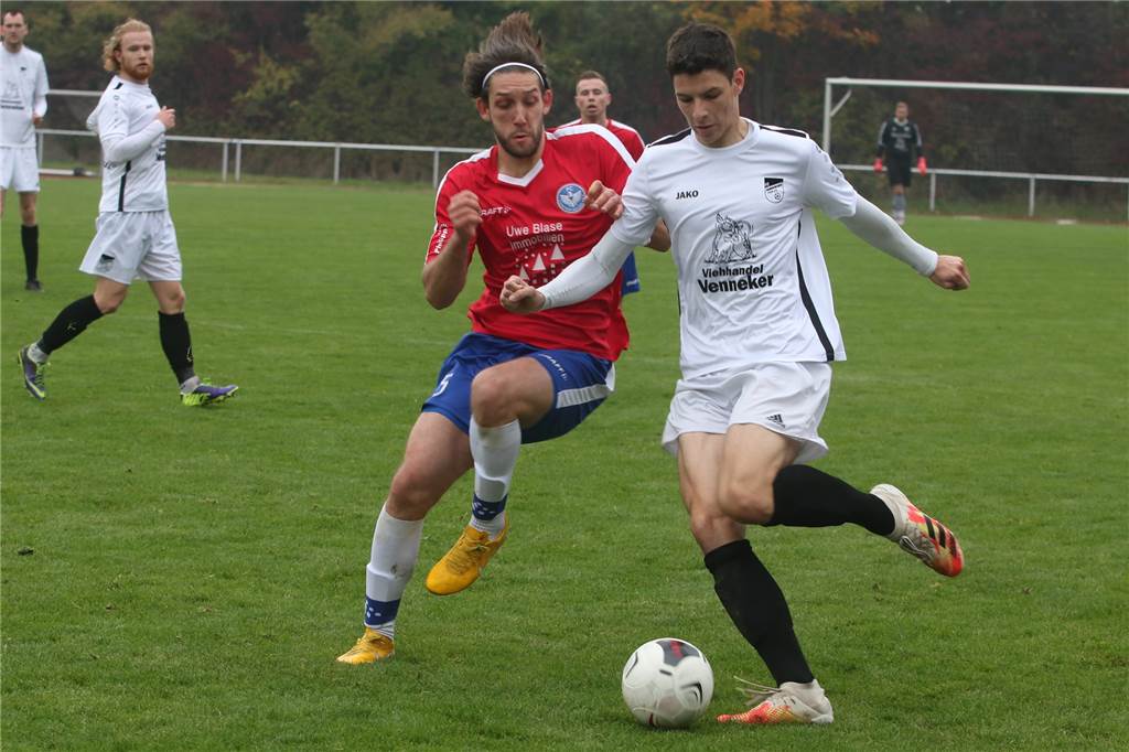 Neuzugang Linus Hensler spielt freiwillig Bezirksliga mit Nordkirchen statt Westfalenliga Florian Siemerling (r.) überzeugte Linus Hensler vom Wechsel nach Nordkirchen.