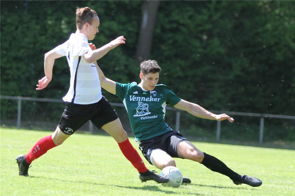 FC Nordkirchen spielt noch um einige Rekordmarken – und mehrere Kisten Bier Florian Siemerling (r.) will sich beim FC Nordkirchen schon für die neue Saison präsentieren.