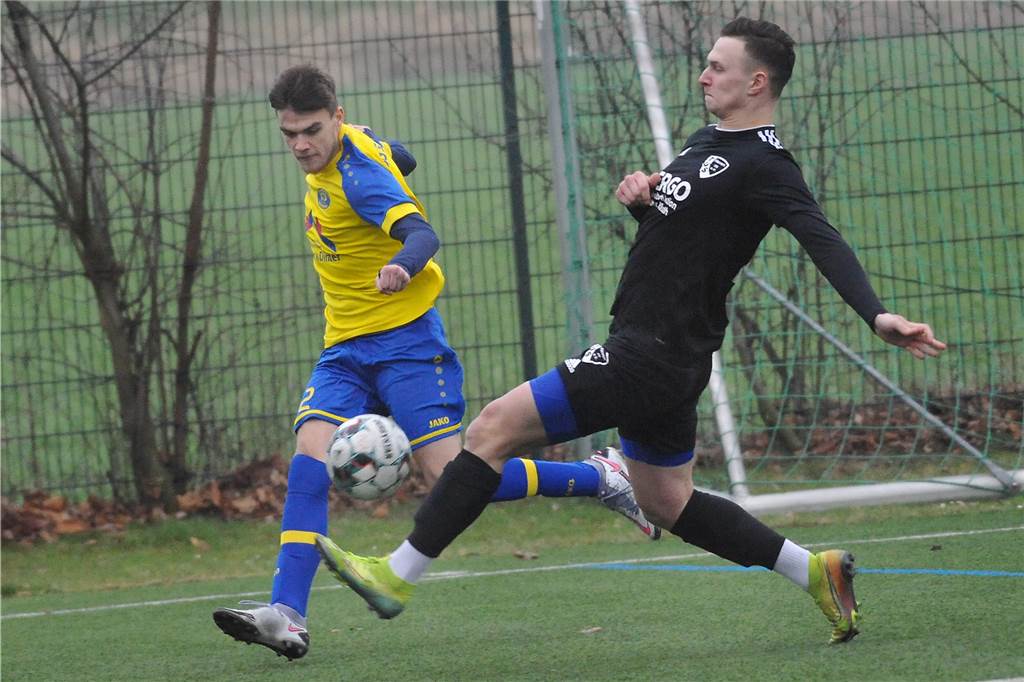 Spvg Schwerin: Zwei Spieler haben sich ungewollt selbst aus dem Kader gestrichen Florian Stolte (l), hier im Spiel gegen den TuS Heven, wurde nach einer Roten Karte gegen Wacker Obercastrop mit zwei Spielen Sperre belegt.