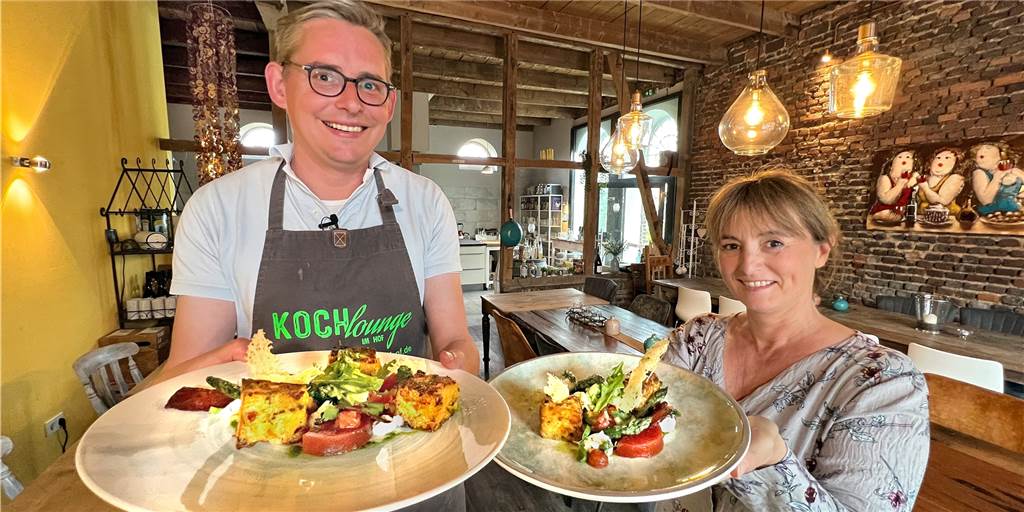 Koch-Duo verleiht westfälischer Potthucke mediterrane Note – mit Rezept Florian Trippe und Andrea Barczewski bereiteten in der Kochlounge auf dem Hof Sümmermann in Fröndenberg westfälische Potthucke zu.