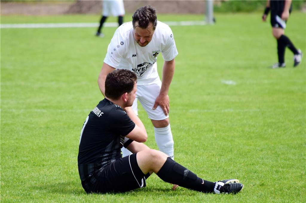1:3-Niederlage besiegelt Lippramsdorfs zweiten Abstieg Florian Wessels (am Boden) bekommt Trost von einem Dorstener Gegner. Für LSV-Kapitän und seine Mannschaft geht es nun runter in die Kreisliga C.