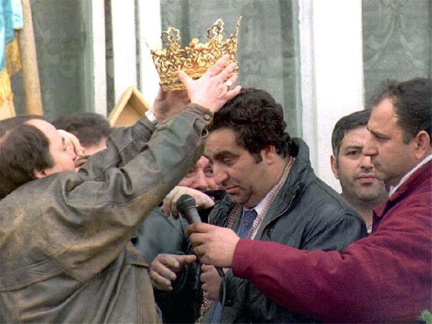 Rumänischer «Roma-König» Florin Cioaba gestorben Florin Cioaba wird am 26.2.1997 nach den Beisetzungsfeierlichkeiten für seinen Vater in Sibiu zum neuen Monarchen gekrönt. (Archiv) Foto: Robert Ghement