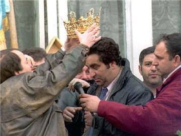 Florin Cioaba wird am 26.2.1997 nach den Beisetzungsfeierlichkeiten für seinen Vater in Sibiu zum neuen Monarchen gekrönt. (Archiv) Foto: Robert Ghement