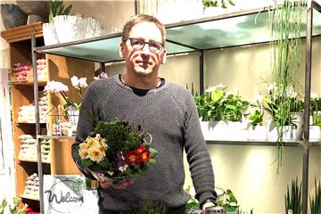 Florist Ludger Stegemann hat die Blumengrüße der Schülerinnen und Schüler vorbereitet. 