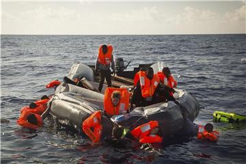 Flüchlinge treiben im Mittelmeer, bevor sie von Teams von SOS Mediterranée und Ärzte ohne Grenzen auf das Rettungsschiff „Aquarius“ gerettet wurden. Foto: Maud Veith/SOS Mediterranee/MSF