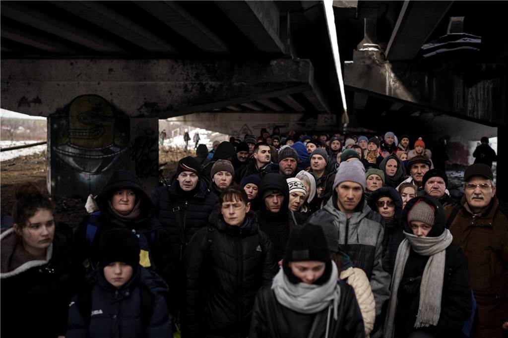 Ein Jahr Krieg in der Ukraine: Diese Orte und Geschehnisse sind besonders in Erinnerung geblieben Flüchtende Einwohner drängen sich unter einer zerstörten Brücke über den Fluss Irpin.