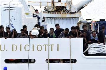 Flüchtlinge an Bord des Rettungsschiffs „Diciotti“ im Hafen von Catania. Foto: Orietta Scardino/ANSA/AP