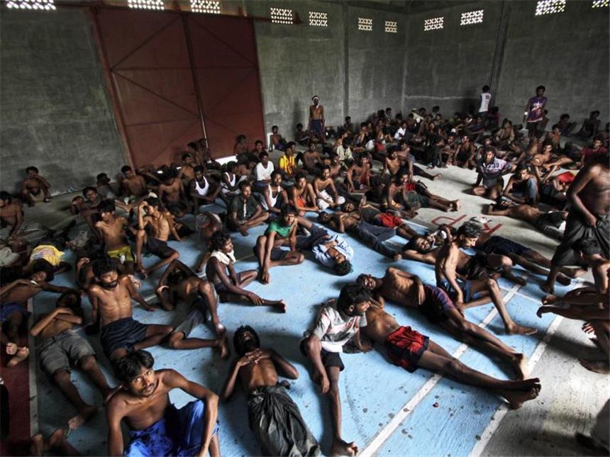 Schiffbrüchige Rohingya-Flüchtlinge dürfen an Land Flüchtlinge aus Myanmar und Bangladesch liegen in einem Flüchtlingslager in der indonesischen Provinz Aceh. Foto: Jun Ha