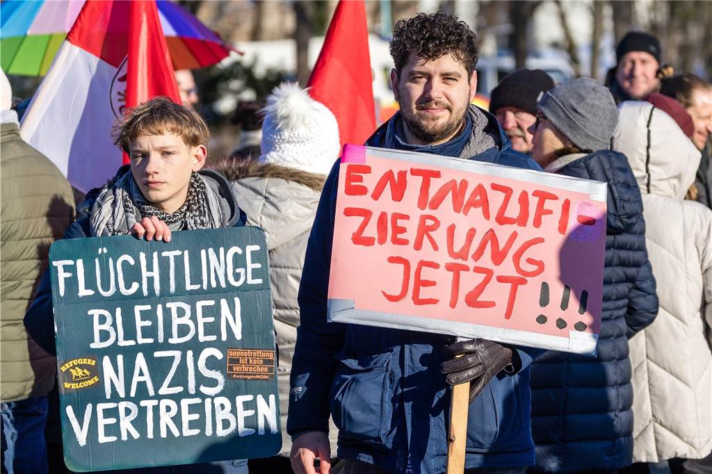«Flüchtlinge bleiben, Nazis vertreiben» und «Entnazifizierung jetzt!!!»