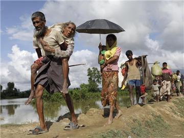 Flüchtlinge der muslimischen Rohingya-Minderheit überqueren in der Nähe von Cox's Bazar (Bangladesch) die Grenze zwischen Bangladesch und Myanmar. Foto: Km Asad