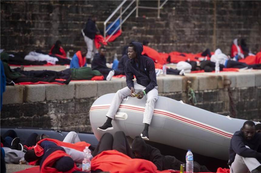 Merkel: Unterstützen Spanien bei Verhandlungen mit Marokko Flüchtlinge im Hafen von Tarifa, nachdem sie in der Straße von Gibraltar durch den spanischen Seerettungsdienst gerettet wurden (Archivbild). Foto: Marcos Moreno/AP
