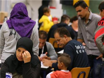 Flüchtlinge in der Kantine der Polizeiakademie Wertheim. Die Länder drängen auf höhere Zusagen vom Bund. Foto: Karl-Josef Hildenbrand