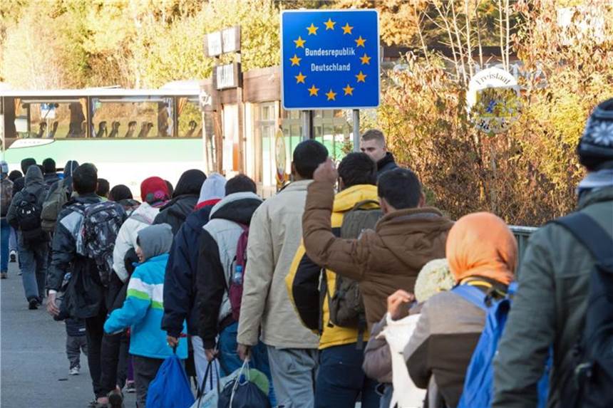 „Deutschlandtrend“: Viele sehen Flüchtlingspolitik kritisch Flüchtlinge überqueren im November 2015 die Grenze von Österreich nach Deutschland. Foto: Sebastian Kahnert