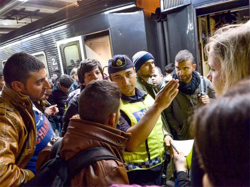 Schweden führt vorübergehend Grenzkontrollen ein Flüchtlinge werden am Bahnhof von Stockholm von Polizisten kontrolliert. Schweden hat sich für vorübergehende Grenzkontrollen entschieden. Foto: Jonas Ekstromer
