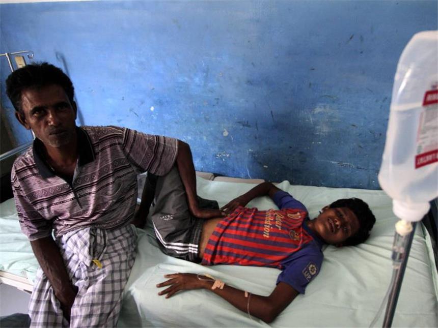 Schiffbrüchige Rohingya-Flüchtlinge dürfen an Land Flüchtlinge werden im Hospital eines Dorfes auf Sumatra medizinisch versorgt. Foto: Zikri Maulana