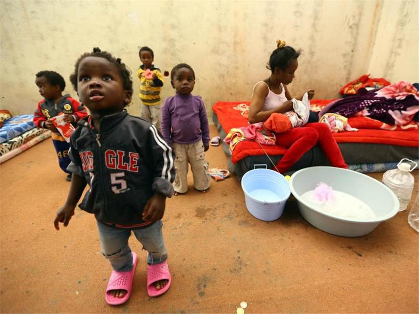 Wenn Grenzschützer an Grenzen stoßen Flüchtlingskinder in einem Auffanglager im libyschen Zawiyah, etwa 45 Kilometer von Tripolis. Foto: MINDS Global Spotlight/Mahmud Turkia/Archiv