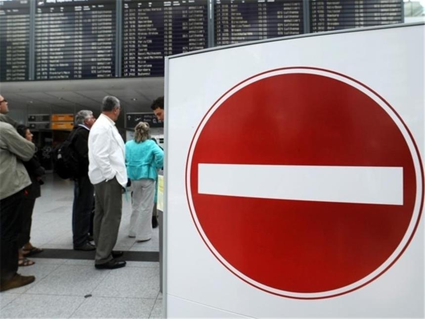Gewerkschaft ver.di droht Lufthansa Fluggäste hinter einem Verbotsschild: Von Montag an wird bei Lufthansa gestreikt. (Symbolbild)