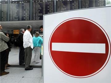 Fluggäste hinter einem Verbotsschild: Von Montag an wird bei Lufthansa gestreikt. (Symbolbild)