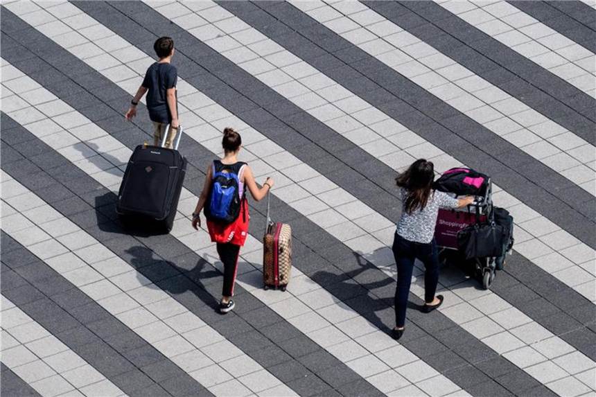 Sicherheitspanne vermiest Tausenden den Urlaubsstart Fluggäste laufen zum Terminal 2 am Flughafen in München. Foto: Matthias Balk