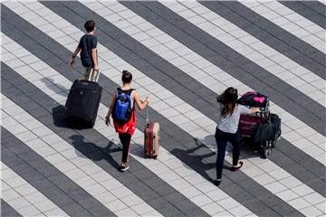 Fluggäste laufen zum Terminal 2 am Flughafen in München. Foto: Matthias Balk