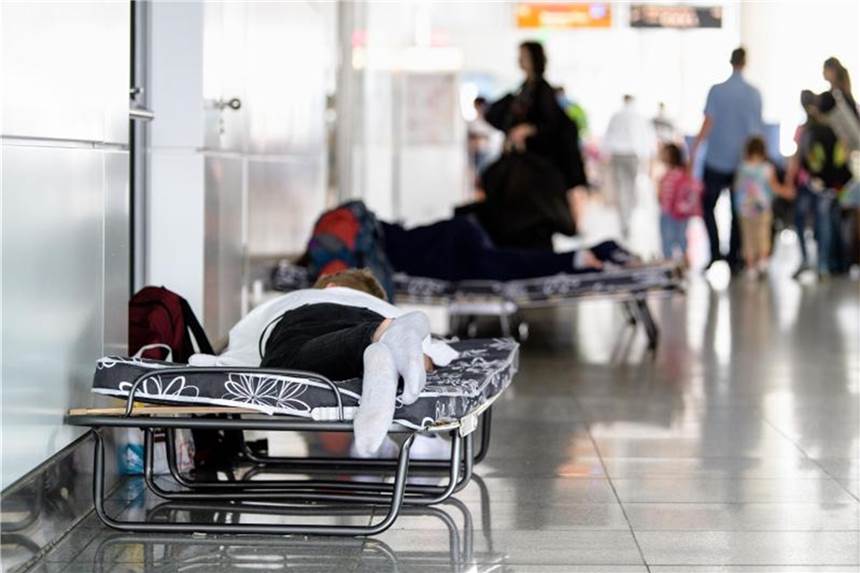 Viele offene Fragen nach Chaos am Flughafen München Fluggäste schlafen auf Klappbetten am Flughafen in München. Foto: Matthias Balk/dpa