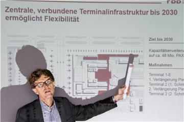 Flughafenchef Engelbert Lütke Daldrup erklärt den „Masterplan BER 2040“, den geplanten Ausbau des Flughafens in den kommenden Jahrzehnten. Foto: Patrick Pleul