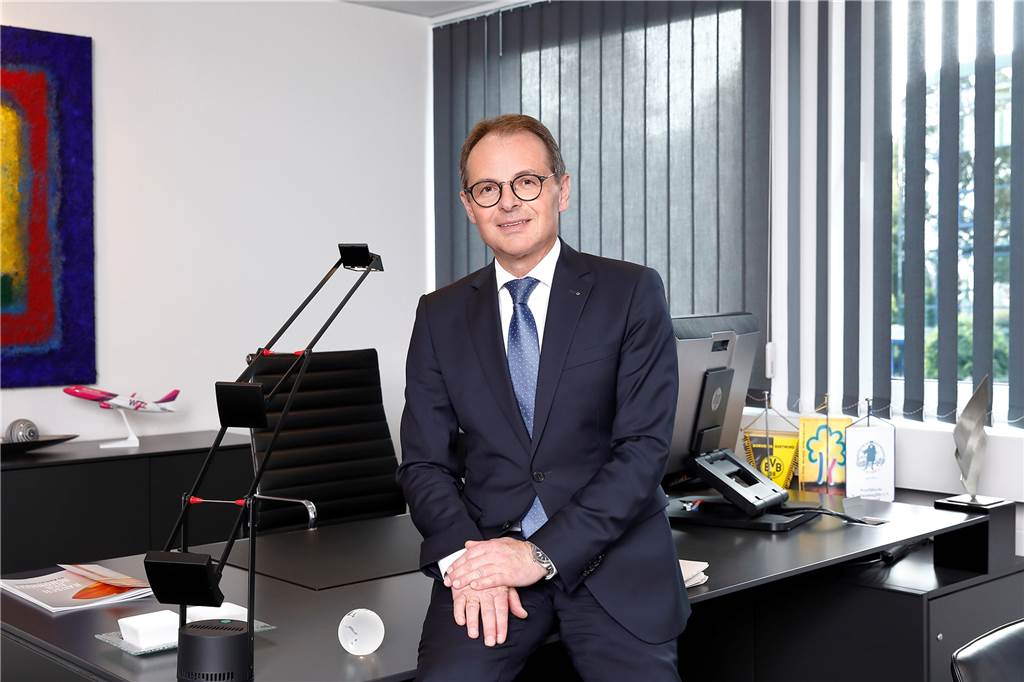 Flughafenchef Udo Mager in seinem Büro.