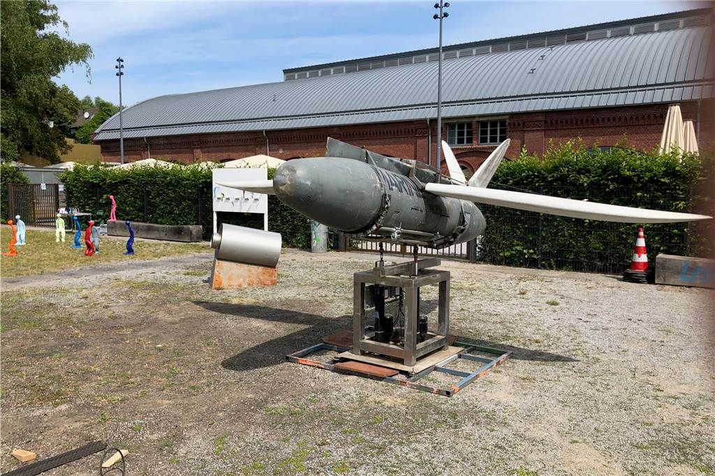 Ruhr Open Art 2021: Erfolgreiche Ausstellung mit Symposium-Charakter Flugobjekt oder Wasserfahrzeug? Installation mit Surfbrett-Flügeln von Holger Hagedorn aus Pulheim