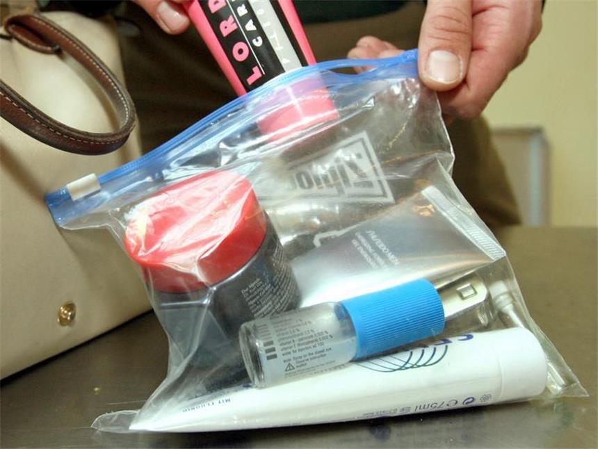 Flüssigkeiten in zwei Jahren wieder an Bord erlaubt Flugpassagiere dürfen in zwei Jahren wieder Cremes, Gels und Wasserflaschen mit an Bord nehmen, die aus Sicherheitsgründen seit 2006 verbannt wurden.