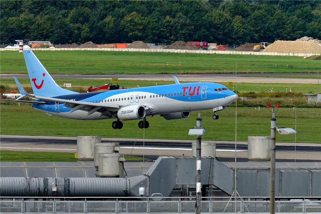 „Flucht“ in die Sonne: Flugreisen liegen in den Herbstferien im Trend Ein Passagierflugzeug habt von einer Landebahn ab.