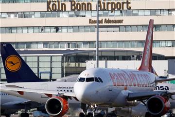 Flugzeuge auf dem Flughafen Köln-Bonn vor dem Terminal. Foto: Oliver Berg/Archiv
