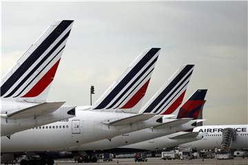 Flugzeuge der französischen Fluggesellschaft Air France auf dem Flughafen Charles de Gaulle in Paris. Der Kanadier Benjamin Smith soll Air France-KLM wieder auf Erfolgskurs bringen. Foto: Christophe Ena/AP