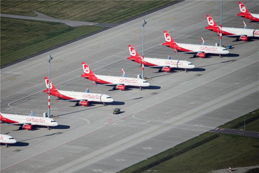 Ende der Air Berlin belastet Flughäfen Tegel und Düsseldorf Flugzeuge der insolventen Fluggesellschaft Air Berlin in Schönefeld. Foto: Ralf Hirschberger/Archiv