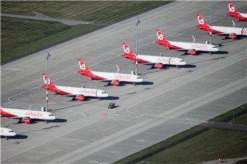 Flugzeuge der insolventen Fluggesellschaft Air Berlin in Schönefeld. Foto: Ralf Hirschberger/Archiv