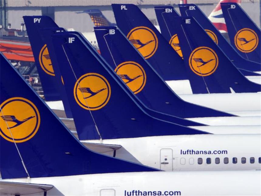 Lufthansa steckt Streikfolgen im ersten Quartal weg Flugzeuge der Lufthansa auf dem Vorfeld des Flughafens in Düsseldorf. Foto: Federico Gambarini