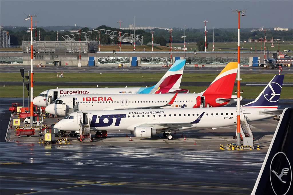 Nach Klimaprotesten an Flughäfen: Airport und Bundespolizei alarmiert Flugzeuge stehen während einer Blockade eines Rollfeldes durch Klimaaktivisten am Hamburger Flughafen. Eine Gruppe von Klimaaktivisten der Letzten Generation ist bei einer Aktion auf das Rollfeld des Hamburger Flughafens gelangt und hat sich an zwei Orten festgeklebt.