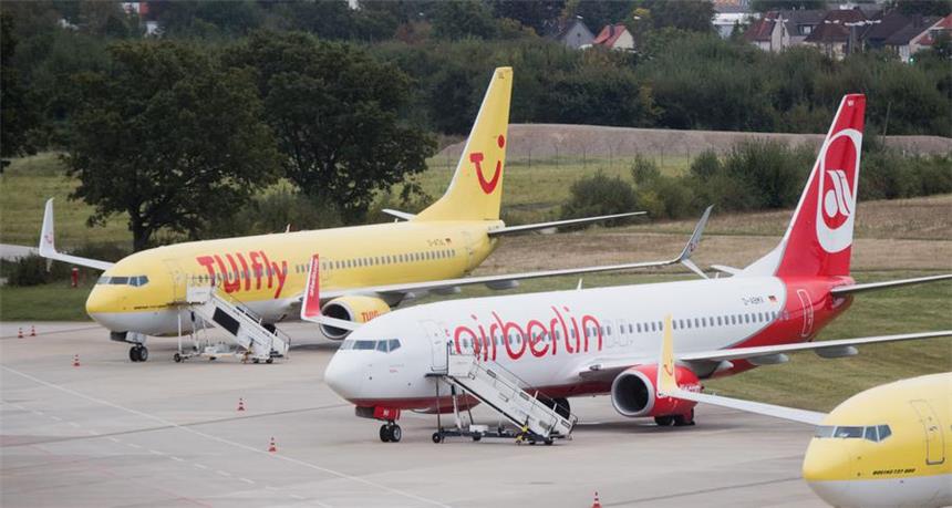 Ferienflieger-Fusion von Air Berlin und Tui geplatzt Flugzeuge von Tuifly und Air Berlin am Flughafen in Hannover. Foto: