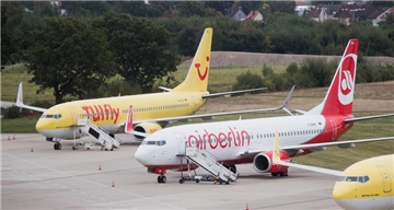Flugzeuge von Tuifly und Air Berlin am Flughafen in Hannover.  Foto: 