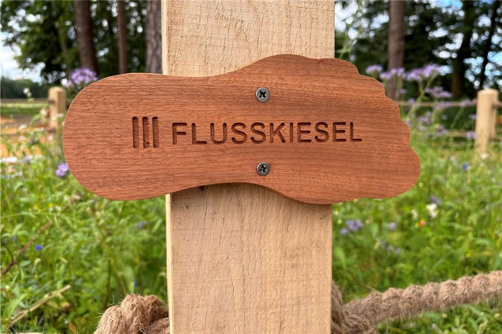 Nichts für verweichlichte Sohlen : Barfußpfad an der Reitanlage in Oeding fertiggestellt Ein Schild. Darauf steht Flusskiesel