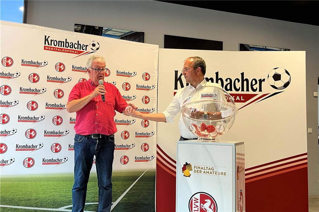 FLVW-Pokalspielleiter Klaus Overwien (l.) hat die Lose vorgelesen.