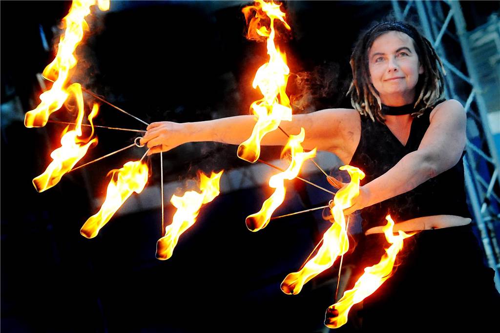 Das ist bei der „Extraschicht“ am Samstag im Parkbad Süd los Das Foto zeigt die Feuershow von „Flying Fire“.