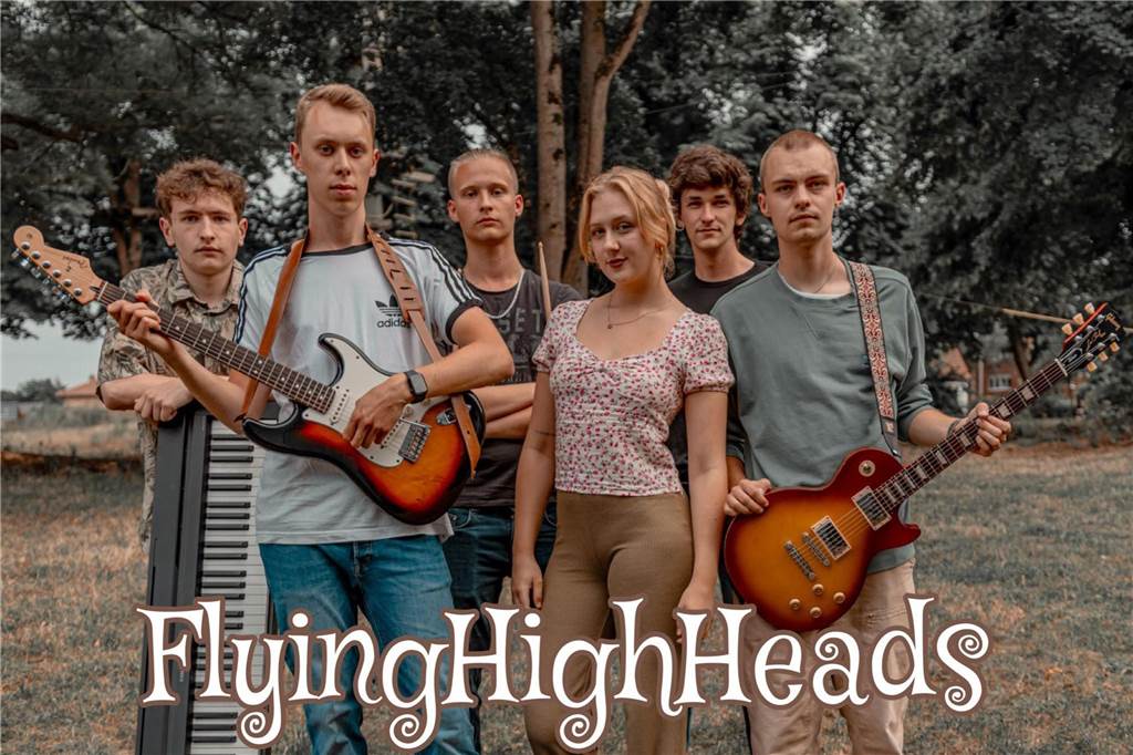Flying High-Heads ist eine junge Band aus Dorsten, die hauptsächlich Musik aus den Genres Rock, Blues und Soul spielt. Ursprünglich entstanden sie als Schulband-Projekt des Abiturjahrgangs 2022 des Gymnasiums Petrinums. Im Laufe der letzten beiden Jahre hat sich die Besetzung der Band mehrfach verändert, aber schließlich fand sich folgende Aufstellung: Marlena Mach als Sängerin, Simon Hantzschk am Piano, Luca Sarwaitz am Bass, Marc Hermann am Schlagzeug sowie Benedikt Schramm und Henrik Jordan a
