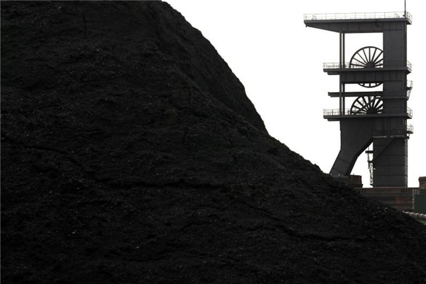 Im letzten Jahr der Steinkohle fallen über 1000 Jobs weg Förderturm hinter einer Kohlenhalde. Foto: Roland Weihrauch/Archiv