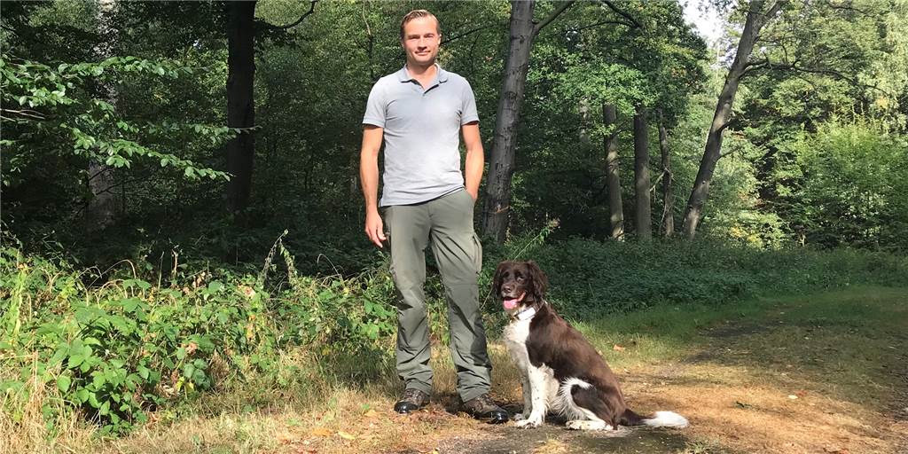 Dürre im Cappenberger Wald: Warum Totholz zur Lebensgefahr werden kann Förster Elmar Berks hat die Lage des Cappenberger Wald genau im Blick. Immer mit dabei: Hündin Pina.