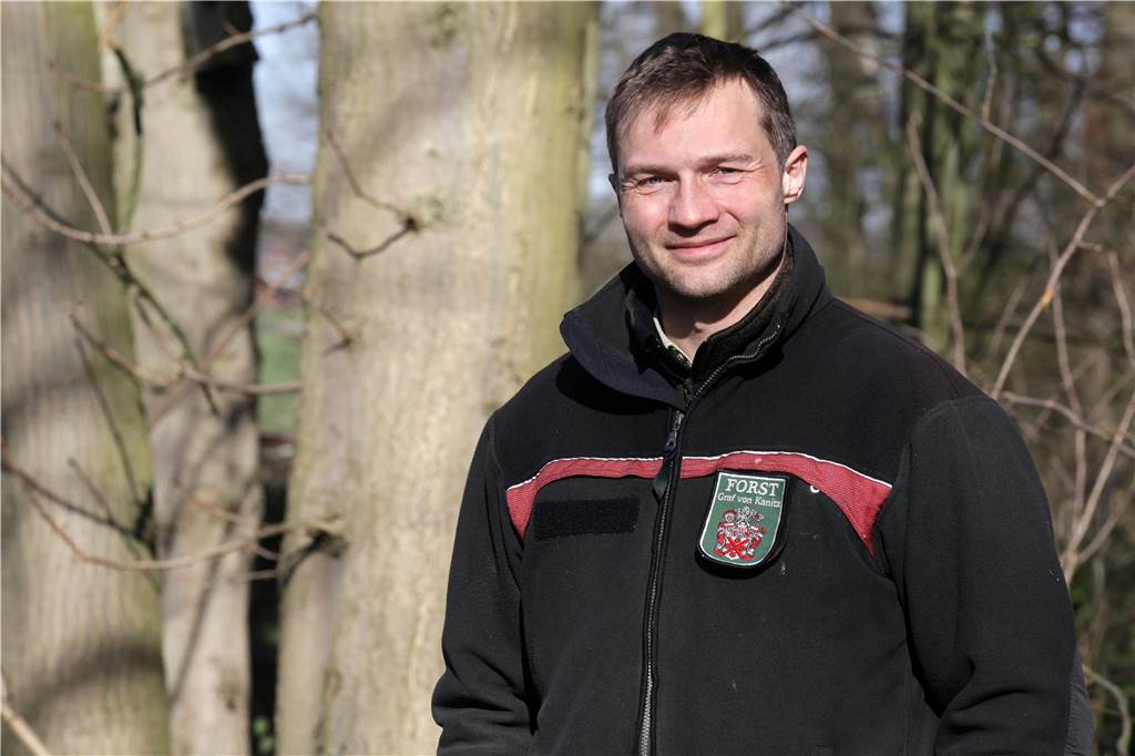 Stürme fällen in den Wäldern von Cappenberg hunderte Bäume Förster Elmar Berks schätzt, dass in den Wäldern von Cappenberg etwa fünfhundert bis tausend Bäume umstürzten - schon bis Mittwoch sah er über zweihundert Schäden.