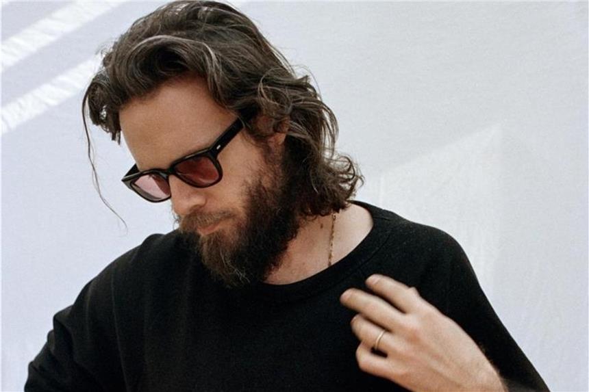 Folkrock-Star in spe: Father John Misty konzentriert sich Folkie in Lauerstellung: Father John Misty. Foto: Emma Tillman