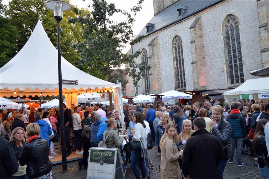 Streetfood-Festival in Werne? Idee wird begrüßt, Bürger-Antrag abgelehnt Foodtrucks, Musik und Vereinsarbeit - Bürger wünschen sich ein Streetfood-Festival in Werne (hier ein Archivbild von 2019 von der Veranstaltung Donnerstags in Werne). Die Idee kam gut an, der Antrag wurde jedoch abgelehnt.